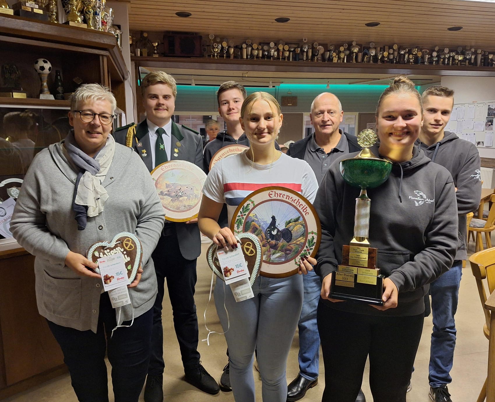 Hier unsere "Herbstmeister" von links nach rechts:<br />
Bestes Nichtmitglied - Brigitte Neuse, Ehrenscheibe Herren Bastian Pelz, Ehrenscheibe Jugend Max Abel, Ehrenscheibe Damen & bestes Mitglied Nina Meyer, Herbstmeister Ü25 Ewald Marks, Siegermannschaft Dorfpott "Am Lohfelde 2", Herbstmeister U25 Silvan Coldewey